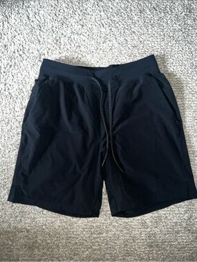 Black Lululemon 7” inseam short